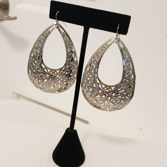 Silvertone Filigree Large Lightweight Dangle Earrings - Picture 1 of 7